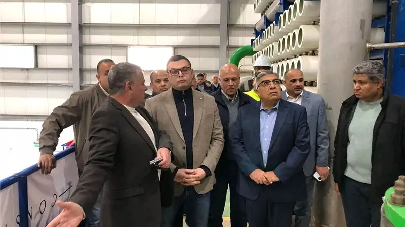 وزير الإسكان ومحافظ الدقهلية يتفقدان محطة تحلية مياه البحر