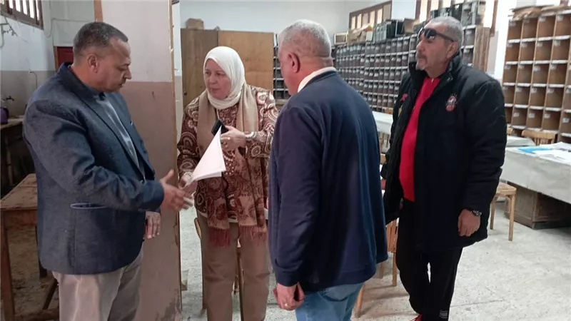 وكيل «تعليم بني سويف» تصدر تنبيهات خلال تفقد لجنة مراقبة الشهادة الإعدادية
