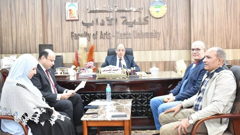 عميد كلية الآداب بجامعة طنطا يترأس اجتماع مركز الخدمة العامة