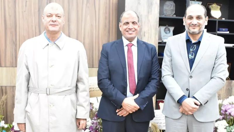 عميد «آداب بنها» يهنئ الدكتور أحمد عبادة العربي بتعيينه عميدًا لآداب طنطا