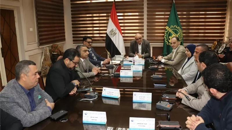 محافظ القليوبية يعقد اجتماعا موسعا مع مستثمري المنطقة الاستثمارية ببنها