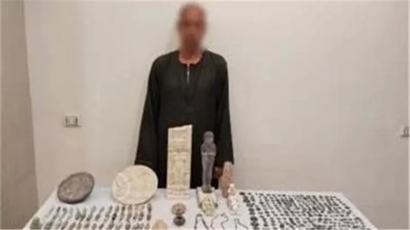تشكيل لجنة من هيئة الآثار بالمنيا لفحص 526 قطعة أثرية عثر عليها بحوزة شخص