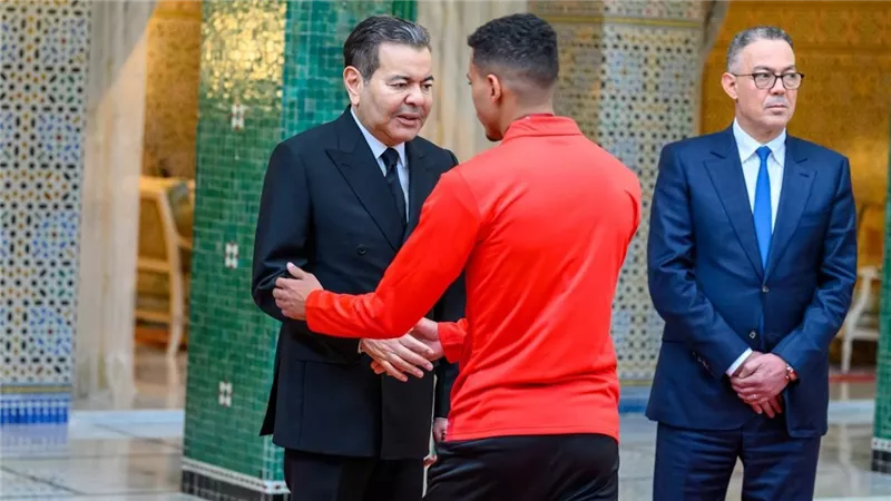 بعد الخسارة من السنغال.. شقيق ملك المغرب يستقبل أسود الأطلس