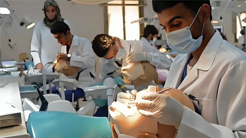 أطباء الأسنان بلا تكليف.. من الكلية إلى «الدليفري» و«الكول سنتر»| خاص