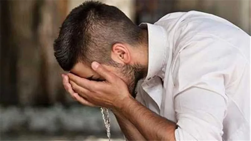 ما حكم غسل ظاهر العين وباطنها في الوضوء؟ دار الإفتاء تجيب