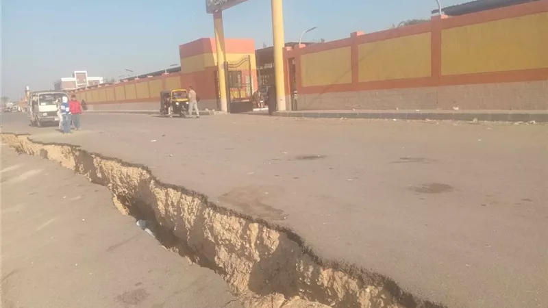 «الأرض انشقت».. هبوط أرضي مرعب في قنا