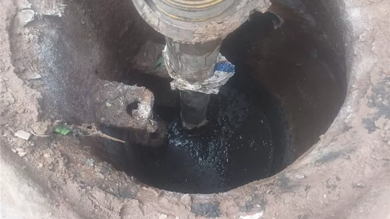 في استجابة سريعة.. حملة لتطهير شبكة الصرف الصحي بقرية البنائين بكفر الشيخ