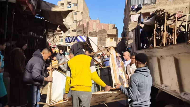 محافظة الجيزة ترفع إشغالات وتعديات بمدينة أبو النمرس