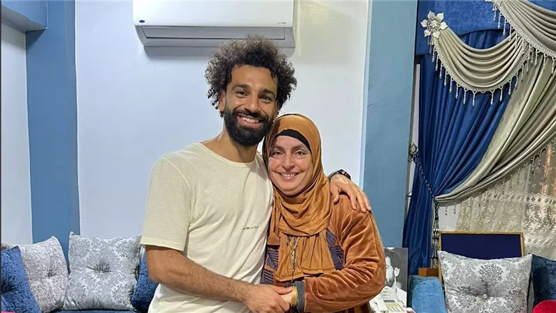 والدة محمد صلاح توجه رسالة مؤثرة له بعد ابتعاده عن الكرة الذهبية