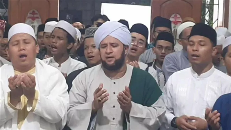 الشيخ حسين البيومي في مقدمتهم.. وفد مصري أقصري يشارك في احتفالات إندونيسيا بالمولد النبوي |صور