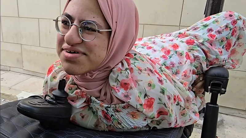 بترسم بفمها.. صفاء طه تروي لـ«إيجبتكِ» ملحمة صمود بدأت بحلم وانتهت بقصة نجاح ملهمة