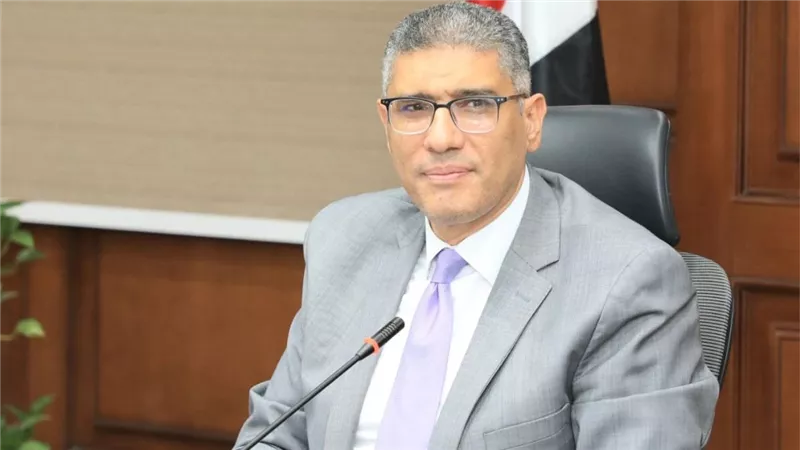 «هتلاقوني في أي وقت».. محافظ الجيزة «يتخفى» وسط شوارع بولاق الدكرور