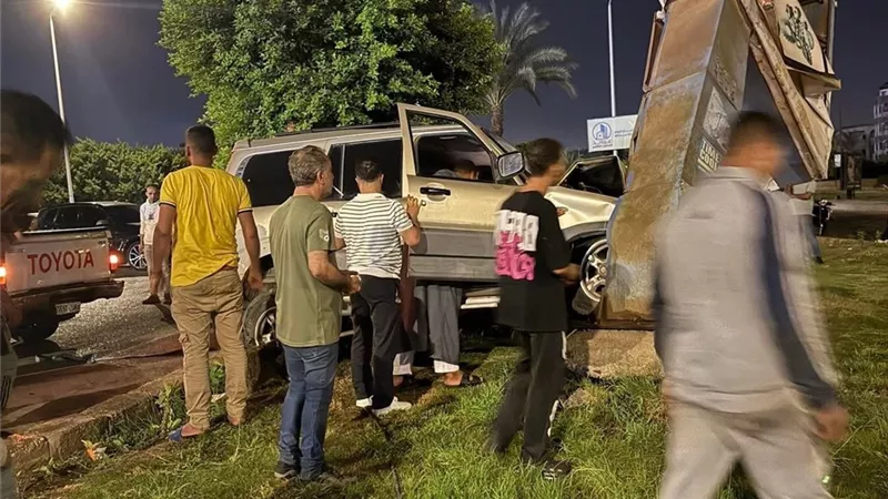«في ظلام الليل».. سيارة تقودها سيدة تصطدم بلوحة إعلانية بالعاشر من رمضان