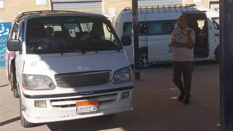 رئيس مدينة سيدي غازي يتابع حركة مواقف السيارات وانتظام ركوب الطلاب