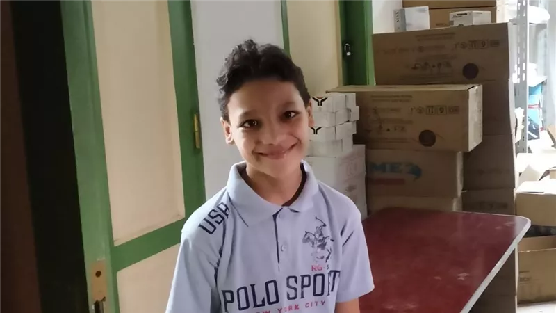 بيحلم يكون طبيب.. طفل من طنطا يجوب المستشفيات بأموال مصروفه لمساعدة المرضى 