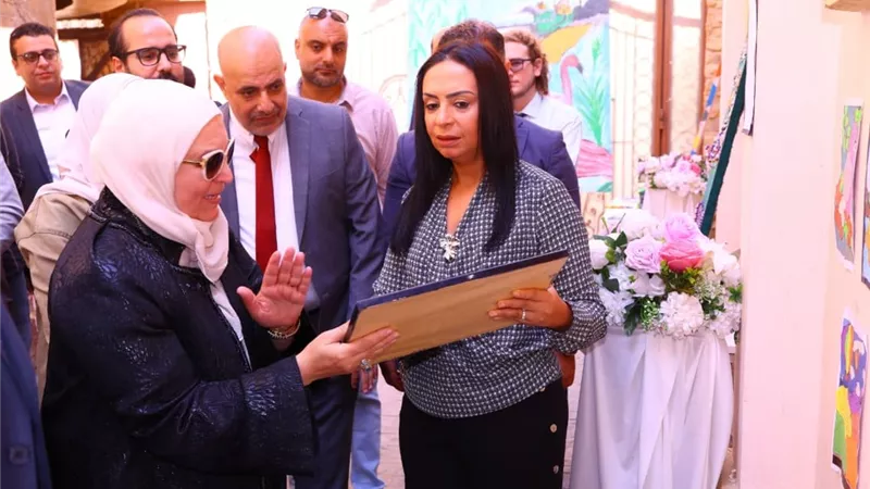 وزيرة التضامن تتفقد أكاديمية ألزهايمر وتفتتح معرضًا لإبداعات كبار السن