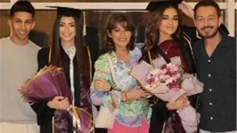 «حسستوني بالفخر».. رسالة مؤثرة من أحمد زاهر لابنتيه بمناسبة التخرج
