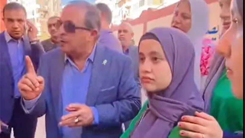 محافظ بورسعيد يواجه مديرة مدرسة بعد خروج طالبات أثناء الدراسة |صور