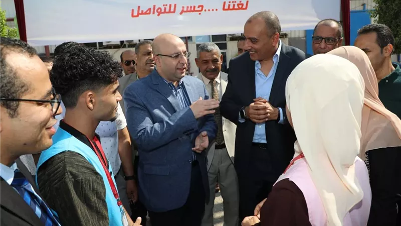 محافظ بني سويف يشارك عروسين من الصم والبكم فرحتهما