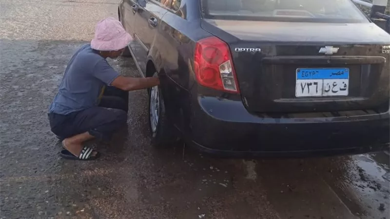 بشوف بقلبي.. عم إبراهيم أشهر سايس في كفر الشيخ: فقدت بصري وبغسل عربيات عشان أربي أولادي |صور