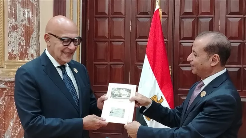 أول أيام استقبال الأعضاء الجدد.. أحمد صبور يتسلّم كارنيه عضوية مجلس الشيوخ