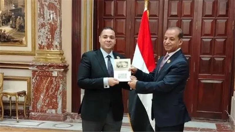 عادل عتمان بعد تسلمه كارنيه الشيوخ: المواطن والشباب في صدارة أولوياتي