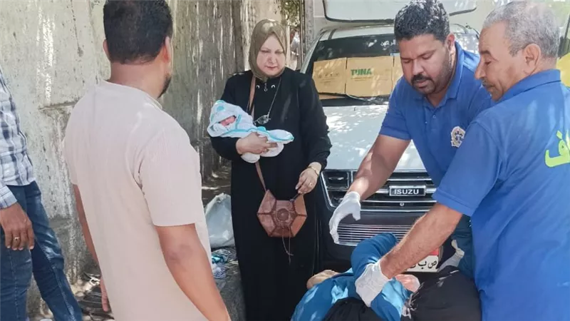 دموع طفل وصرخة وليد.. القصة الكاملة لإنقاذ سيدة بعد ولادة على الأسفلت بقنا |صور