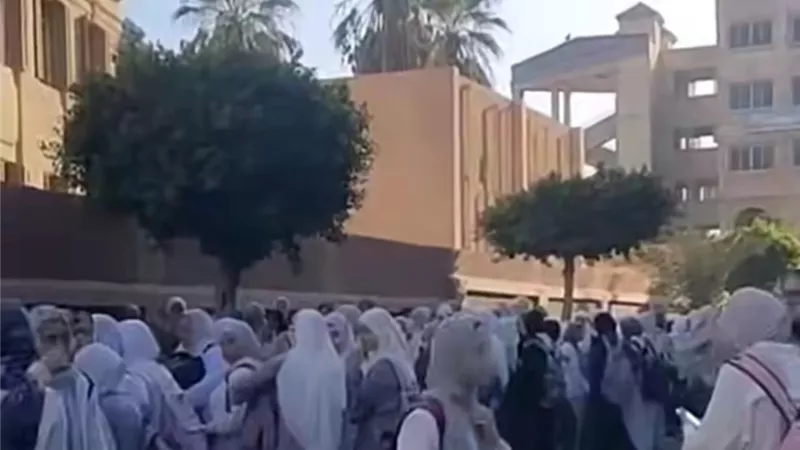 فيديو تكدس طالبات أمام مدرسة في المنوفية يثر الجدل.. ووكيل التعليم يوضح
