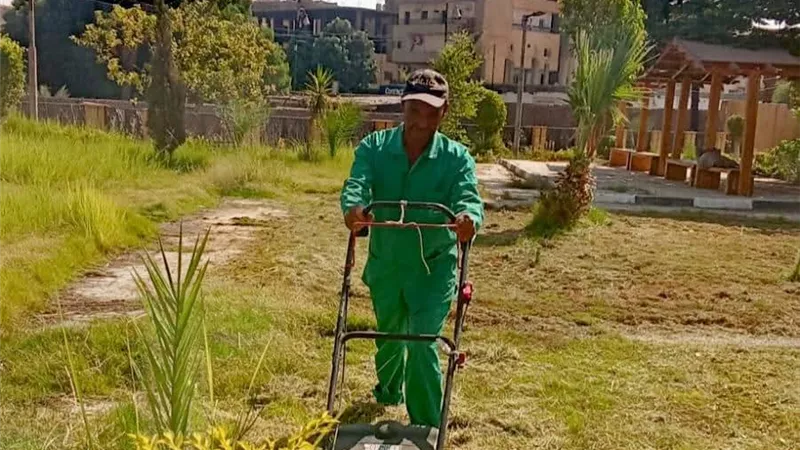 رفع كفاءة المسطحات الخضراء بمنطقة حوض 18 والنصب التذكاري بالأقصر|صور