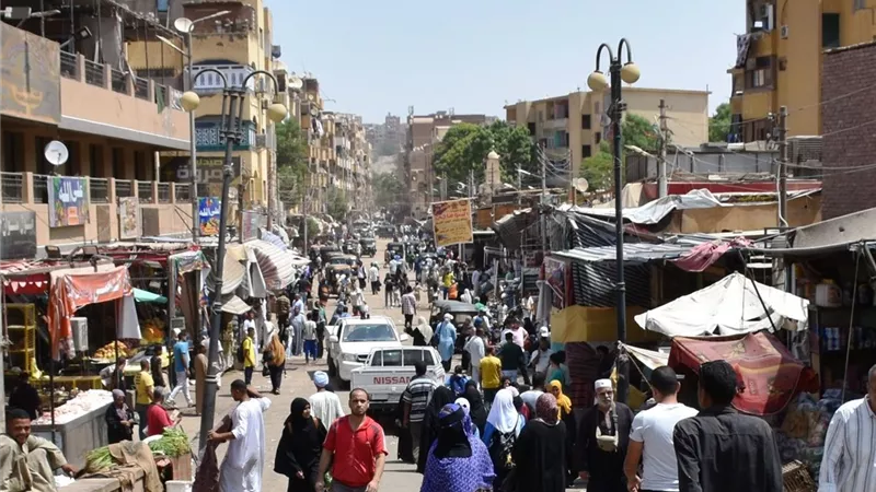 محافظ أسوان يوجه برفع المخلفات والتراكمات الناتجة عن حملات الوحدات المحلية
