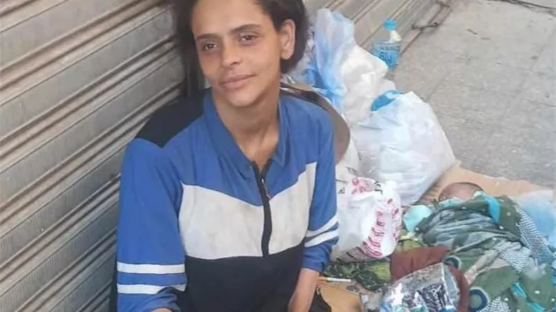 تفترش الرصيف وتتغطى بالسماء.. «سيدة العتبة» من بيت أسرتها لـ«مشردة»