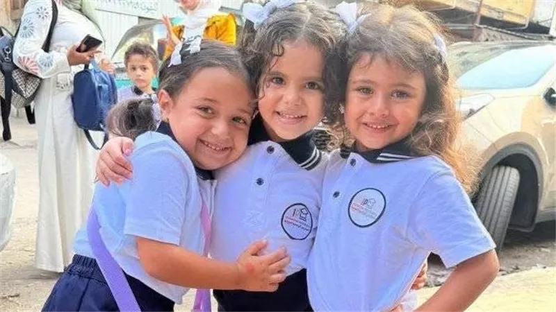 «ساعات بشتاق ليوم عشته وأنا صغير».. صورة تخطف القلوب في أول يوم مدرسة | فيديو