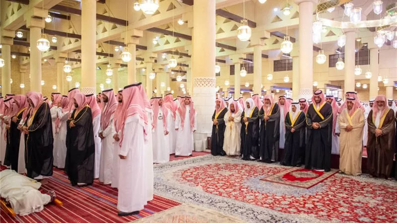 ولي العهد السعودي يؤدي صلاة الجنازة على مفتي المملكة 