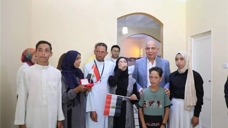 بعد إعادة تأهيلها..  محافظ المنيا يسلم 45 منزلاً للأسر الأولى بالرعاية بقرية طرفا