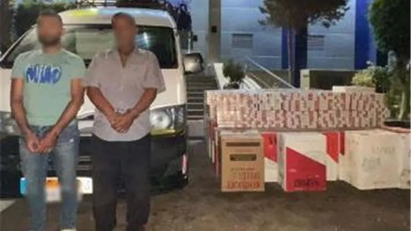 بسبب «تجارة الدخان».. سائقان يقعان بفخ الثراء ويضبطان  بـ 43 ألف عبوة سجائر