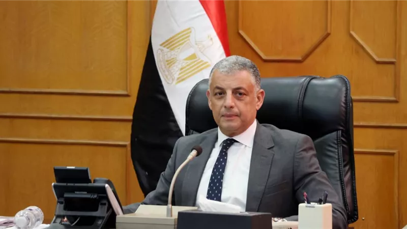 محافظ الإسماعيلية يناقش مشكلات المرافق العامة ويشدد على رفع مستوى الخدمات للمواطنين