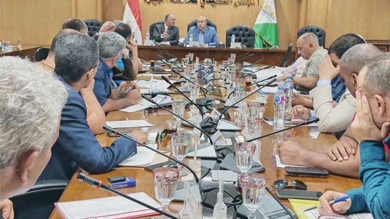 نائب محافظ الجيزة يتابع أعمال اللجنة الخاصة بحصر وتصنيف المناطق السكنية