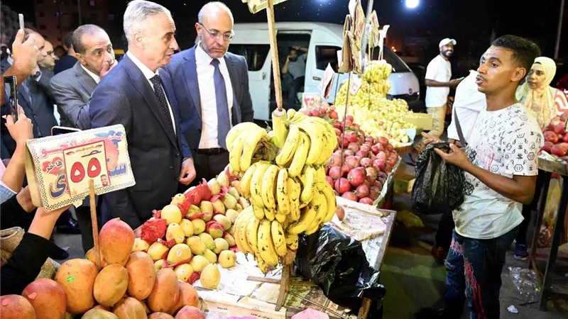 «حملة نص الليل» .. جهاز حماية المستهلك يداهم أسواق المقطم 