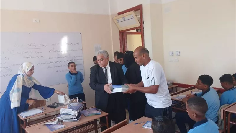 استمرار جولات وكيل تعليم الأقصر التفقدية على مدارس المحافظة.. صور