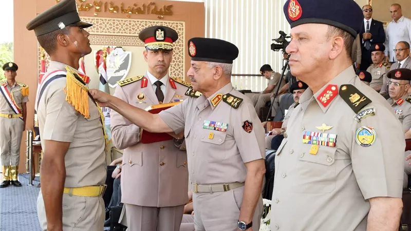 الفريق أول عبد المجيد صقر يشهد حفل تخرج الدفعة 168 ضباط احتياط
