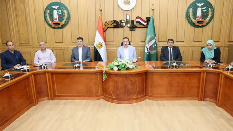 محافظ المنوفية يبحث خطة المعالجة الآمنة للمخلفات الصلبة مع شركة متخصصة