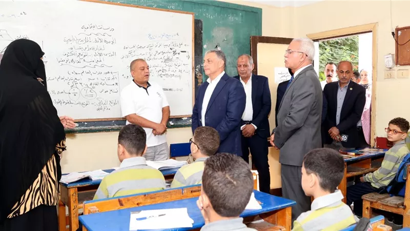 محافظ الإسماعيلية يتابع انتظام سير العملية التعليمية مع بداية العام الدراسيِّ الجديد