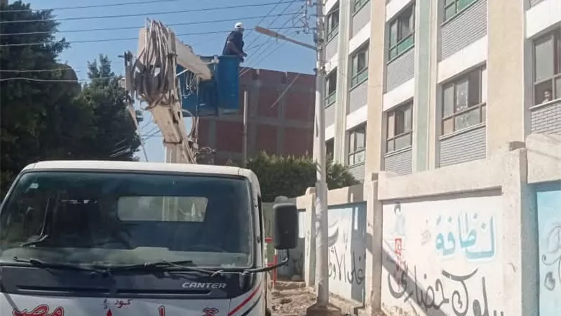 صيانة أعمدة الإنارة وتحسين الخدمات بقرى هلية وصفط راشين في بني سويف