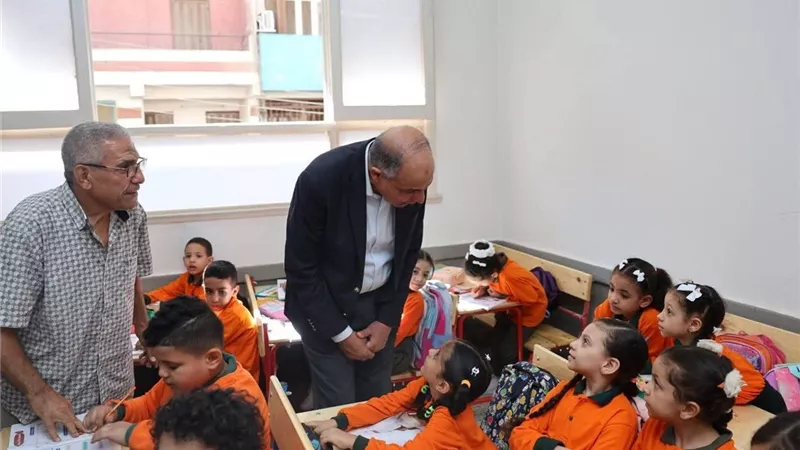محافظ المنيا يتابع سير العملية التعليمية بعدد من مدارس المحافظة