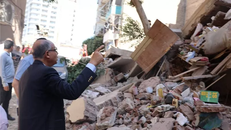 محافظ المنيا يتفقد موقع المنزل المنهار بجوار فندق شهير