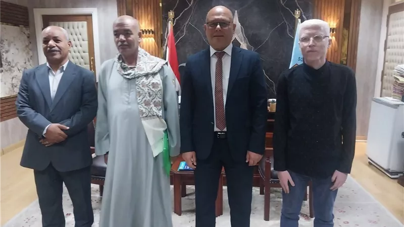 الطالب يوسف يستلم عمله معيدًا بآداب سوهاج بعد إنهاء إجراءات تعيينه
