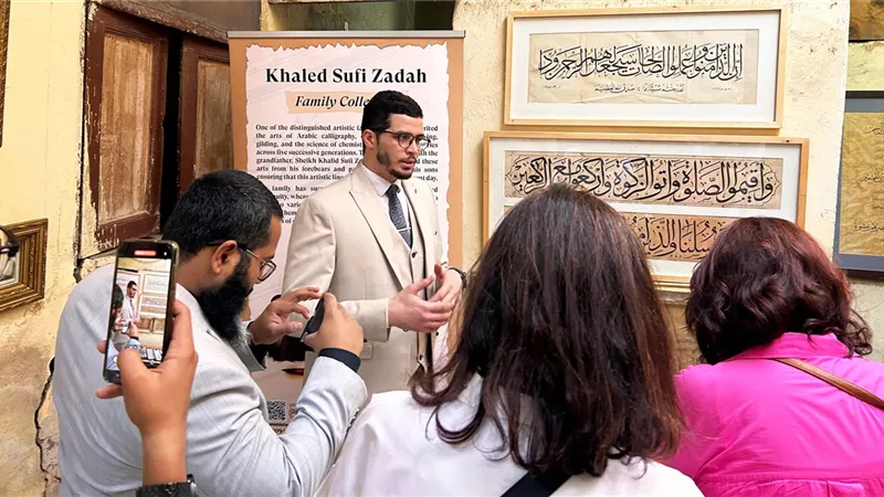 بين نقوش المساجد وشاشات الحواسيب.. رحلة عائلة 