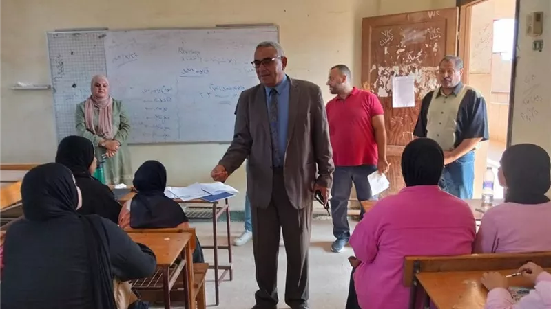 مدير التعليم الفني يتابع انتظام الدراسة بمدرسة بني سويف التجارية