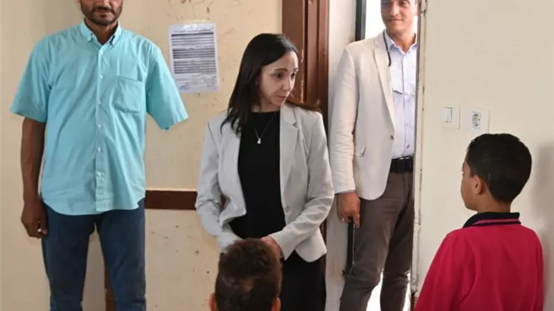 لتفانيه في أداء عمله ..محافظ البحيرة تكرم مدير مدرسة الشهيد شعبان عبد المنعم بإيتاي البارود