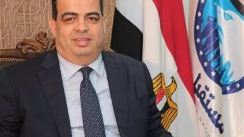 عصام هلال يتسلم كارنيه عضوية مجلس الشيوخ